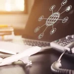 Agências de viagem: avião, laptop e telefone. Planeje destinos nacionais incríveis!