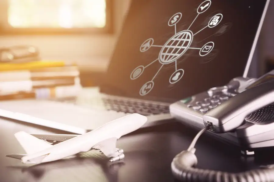 Agências de viagem: avião, laptop e telefone. Planeje destinos nacionais incríveis!