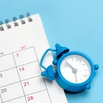 Calendário e despertador azul. Apps de agenda com IA para otimizar tempo.